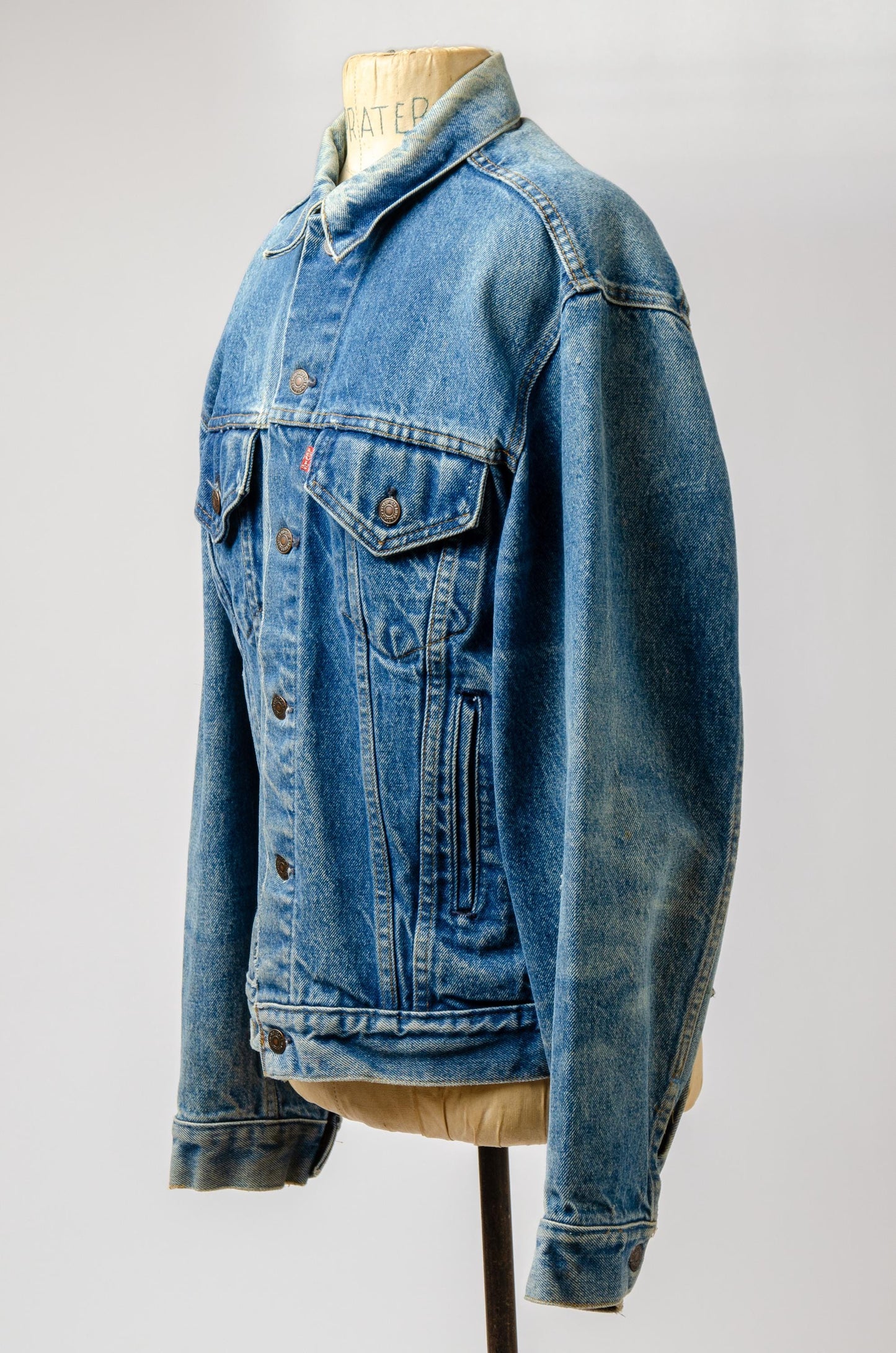 1980s Levis Jacket Distressed Denim Two Pocket 70506-0217 Jean Jacket size 44