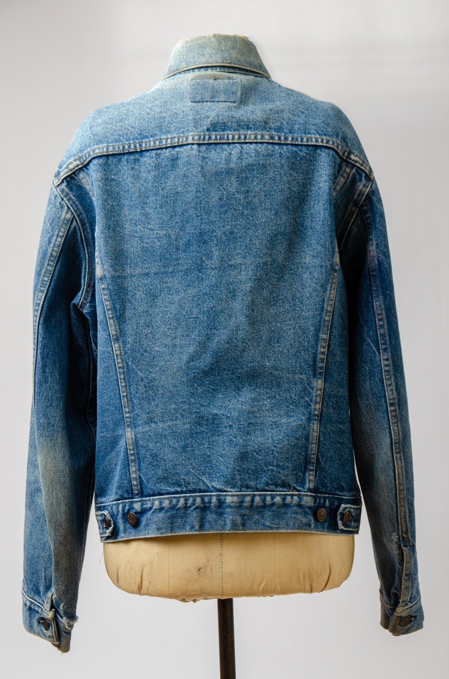 1980s Levis Jacket Distressed Denim Two Pocket 70506-0217 Jean Jacket size 44