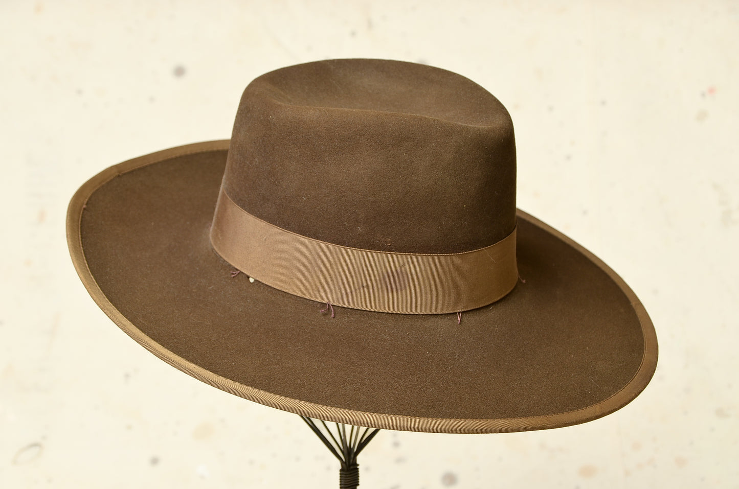 1940s Wide Brim Western Hat Brown Beaver Fur Felt w/ Wide Rayon Band & Artisan Hat Pin