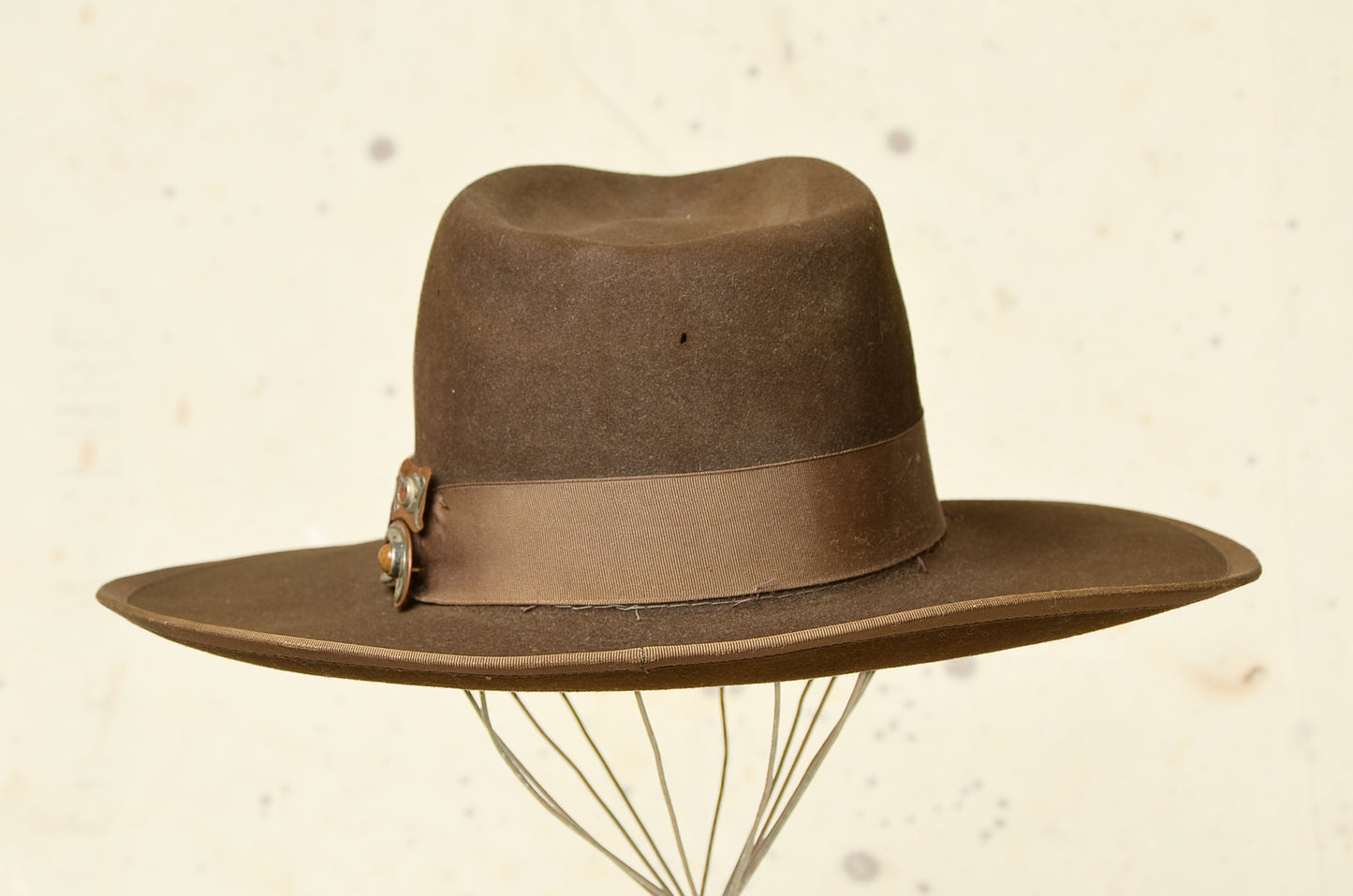 1940s Wide Brim Western Hat Brown Beaver Fur Felt w/ Wide Rayon Band & Artisan Hat Pin