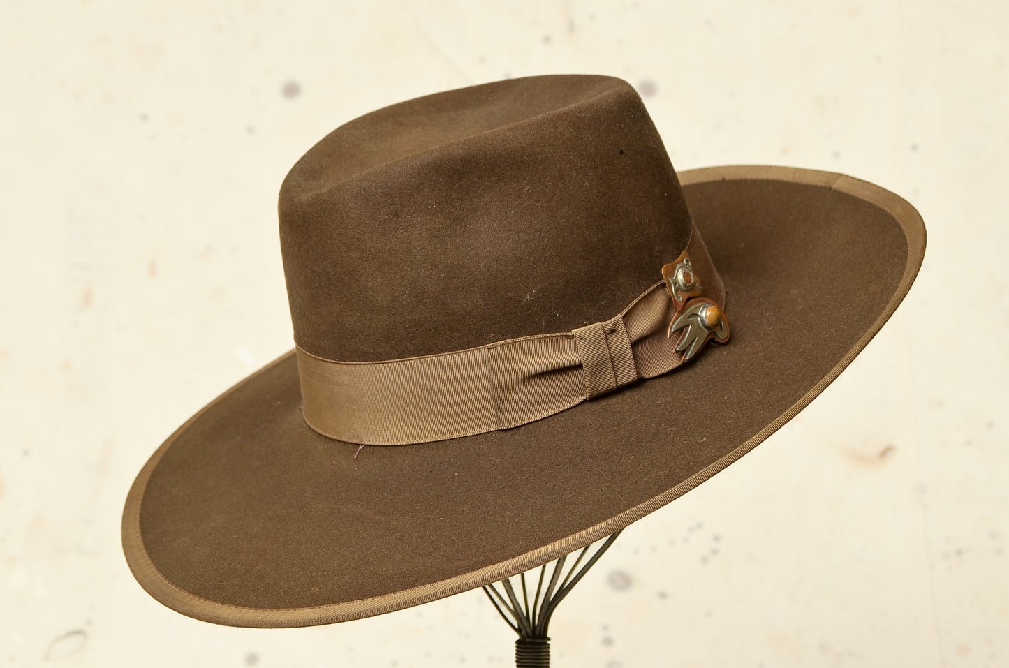 1940s Wide Brim Western Hat Brown Beaver Fur Felt w/ Wide Rayon Band & Artisan Hat Pin