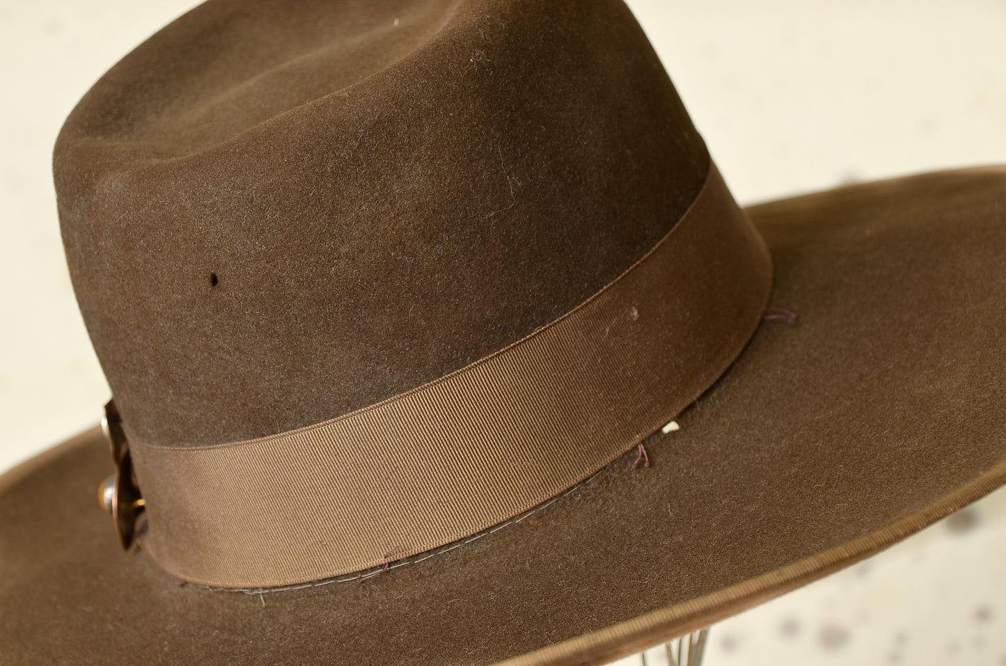 1940s Wide Brim Western Hat Brown Beaver Fur Felt w/ Wide Rayon Band & Artisan Hat Pin