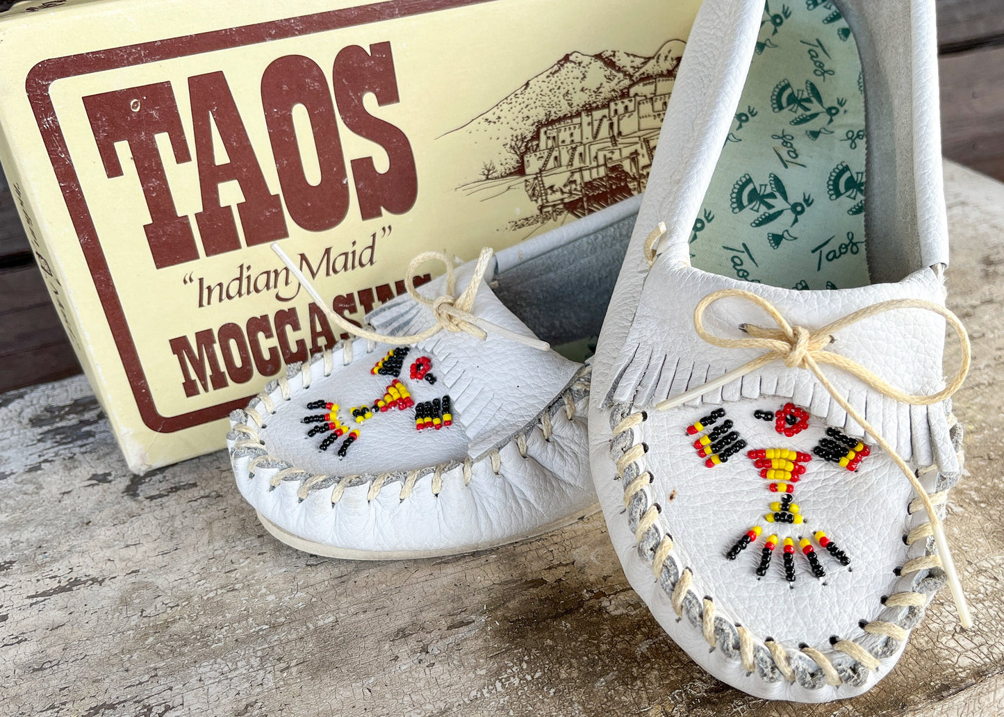 Vintage Minnetonka Taos Moccasins White Leather Beaded Thunderbird 6 Womens