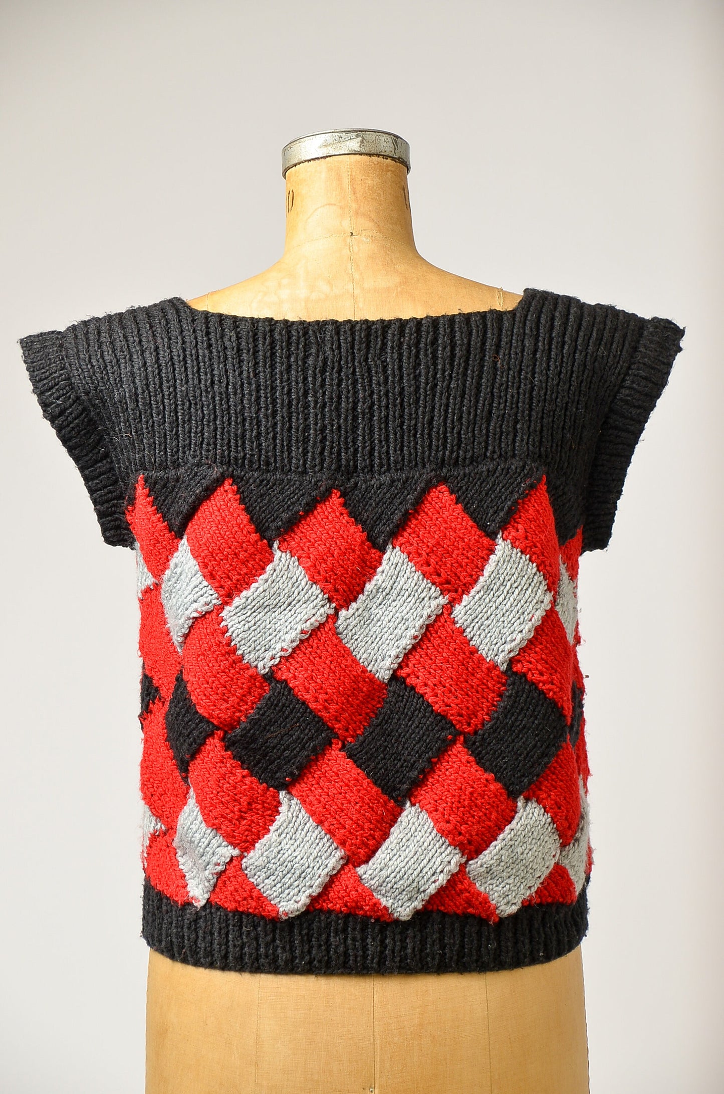 Vintage Basket Weave Sweater Black and Red Short Sleeve Knit Top