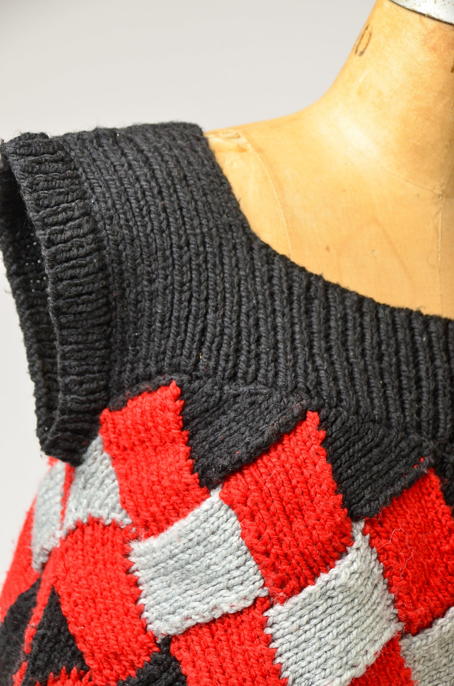 Vintage Basket Weave Sweater Black and Red Short Sleeve Knit Top