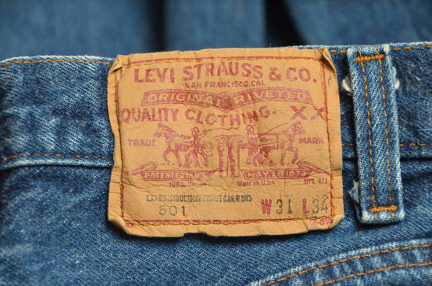 1980s Levis 501 Made in USA Dark Denim Button Fly Jeans 29 x 30